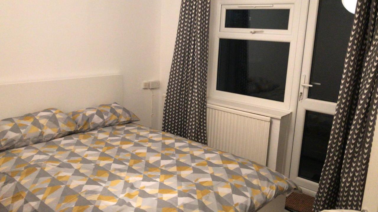 2 Bedroom Garden Apartment チェルトナム エクステリア 写真